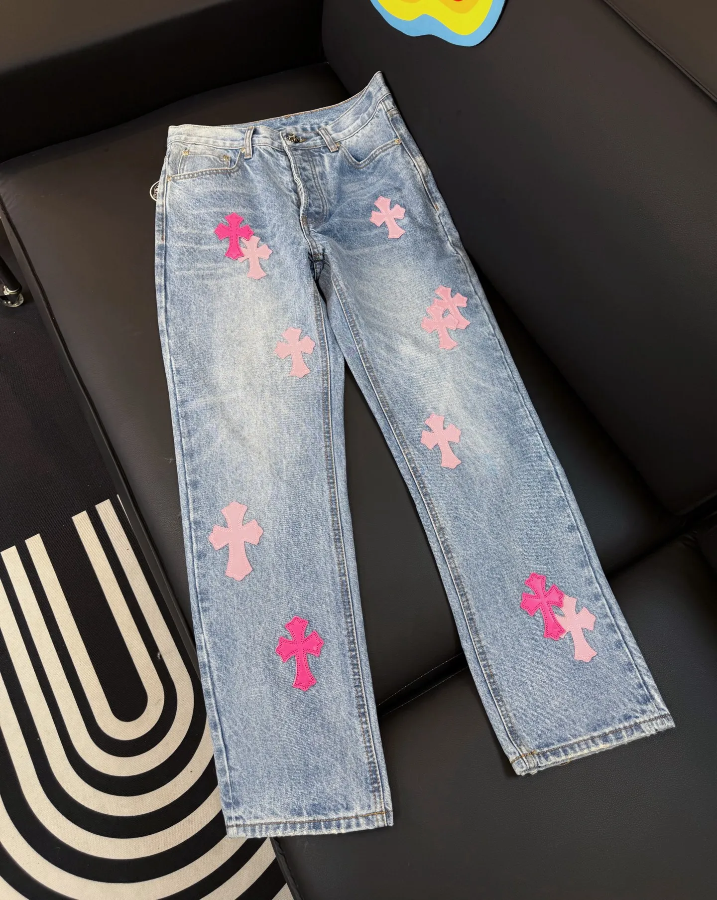 P280 Style number D: 311 Chrome Hearts washed blue and pink leather jeans Size: s-XXL (28 30 32 34 36) Color: washed blue Size reference 28 pants length 100 waist circumference 72 30 pants length 101 waist circumference 76 32 pants length 103 waist circumference 80 34 pants length 104 waist circumference 84 36 pants length 106 waist circumference 88